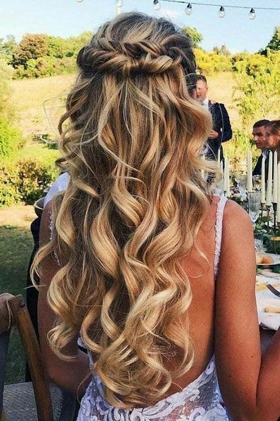 Como Escolher o Penteado de Noiva Ideal para o Decote do Vestido
