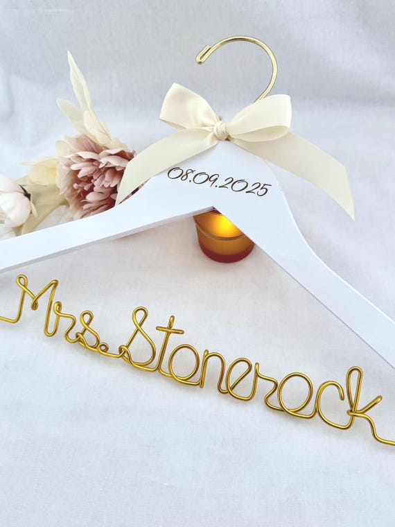 Guia Completo: Onde Comprar seu Cabide de Noiva Personalizado com Arame; DIY Cabide de Noiva: Faça Você Mesma o Acessório Perfeito para o Grande Dia; Modelos de Cabides de Noiva Personalizados: Do Clássico ao Mais Criativo; Cabide de Noiva com Arame: Detalhes que Fazem a Diferença no Making Of; Inspirações de Cabides Personalizados para Noivas: Nomes