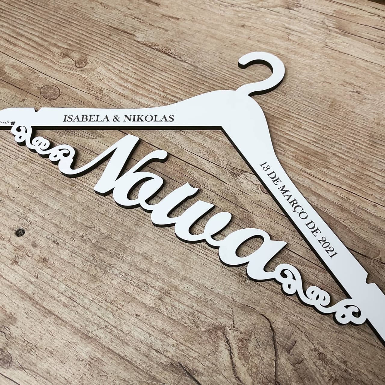 Guia Completo: Onde Comprar seu Cabide de Noiva Personalizado com Arame; DIY Cabide de Noiva: Faça Você Mesma o Acessório Perfeito para o Grande Dia; Modelos de Cabides de Noiva Personalizados: Do Clássico ao Mais Criativo; Cabide de Noiva com Arame: Detalhes que Fazem a Diferença no Making Of; Inspirações de Cabides Personalizados para Noivas: Nomes