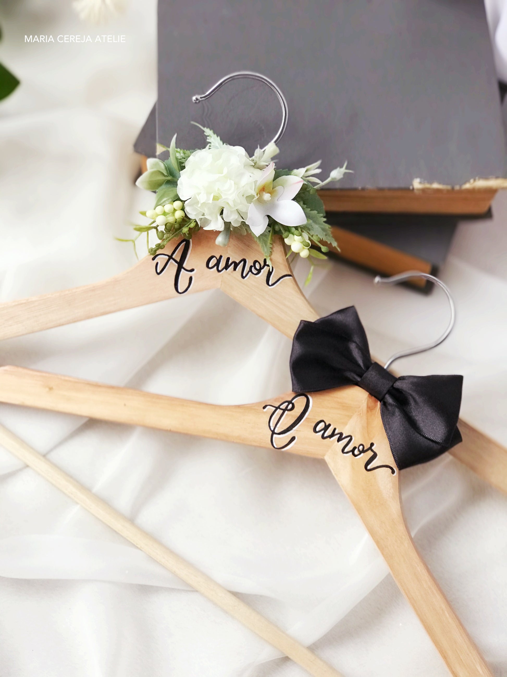 Guia Completo: Onde Comprar seu Cabide de Noiva Personalizado com Arame; DIY Cabide de Noiva: Faça Você Mesma o Acessório Perfeito para o Grande Dia; Modelos de Cabides de Noiva Personalizados: Do Clássico ao Mais Criativo; Cabide de Noiva com Arame: Detalhes que Fazem a Diferença no Making Of; Inspirações de Cabides Personalizados para Noivas: Nomes