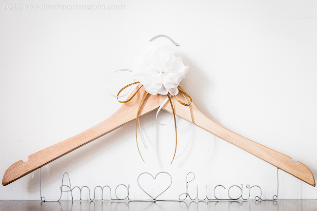 Guia Completo: Onde Comprar seu Cabide de Noiva Personalizado com Arame; DIY Cabide de Noiva: Faça Você Mesma o Acessório Perfeito para o Grande Dia; Modelos de Cabides de Noiva Personalizados: Do Clássico ao Mais Criativo; Cabide de Noiva com Arame: Detalhes que Fazem a Diferença no Making Of; Inspirações de Cabides Personalizados para Noivas: Nomes