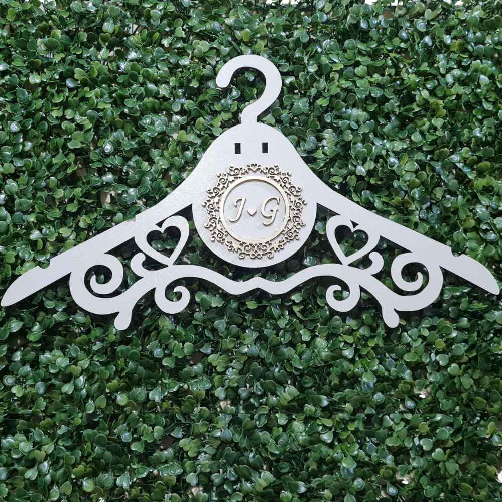 Os Melhores Lugares para Comprar Cabides de Noiva Personalizados Online