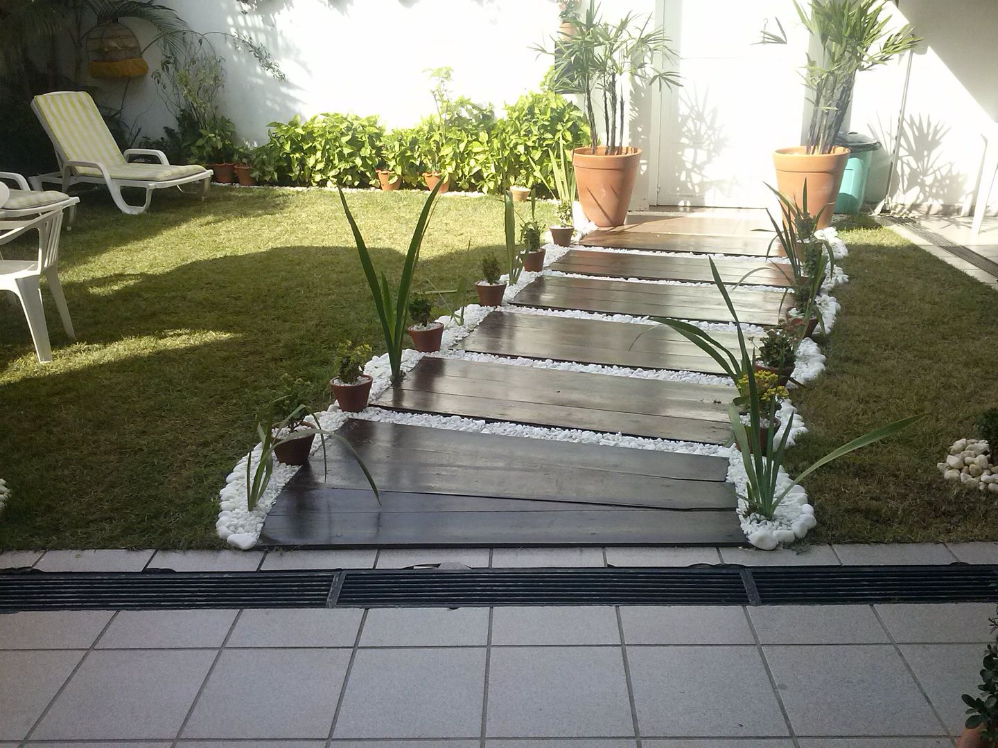 como fazer um caminho de flores artificial para casamento