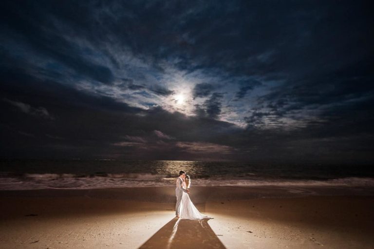 Tendências de Moda para Noivas e Convidados em Casamentos Noturnos 2024/2025