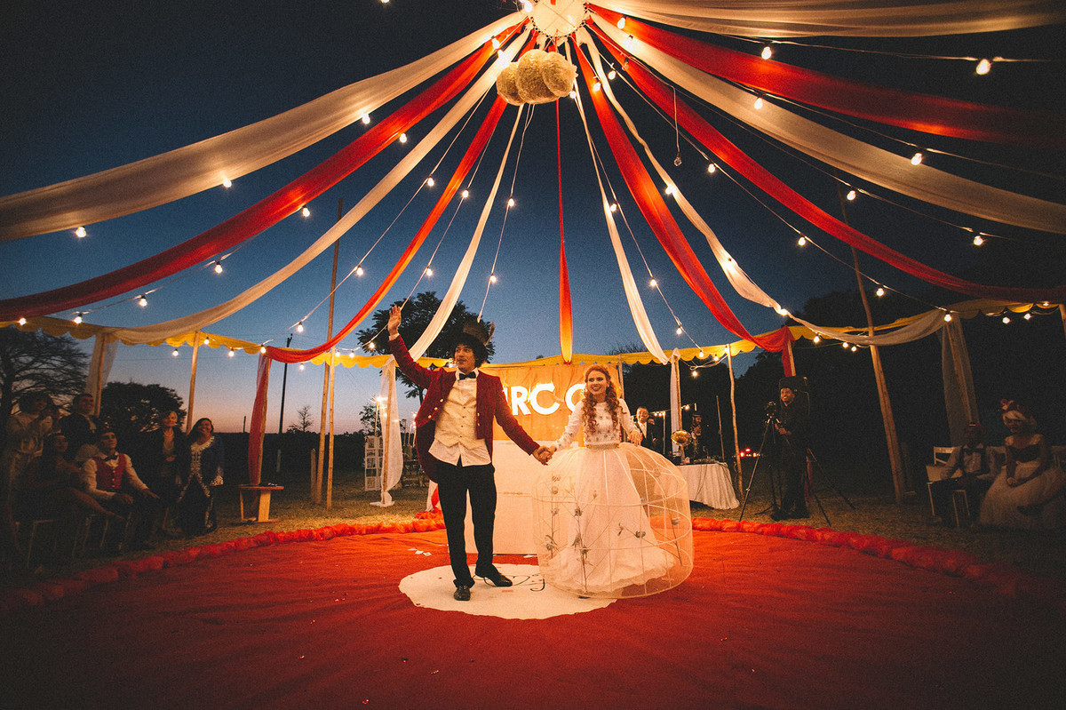 1. Ideias Criativas para Convites de Casamento com Tema de Circo
2. Músicas Inesquecíveis para a Entrada dos Noivos em um Casamento Circense
3. Como Criar um Photo Booth Divertido com Tema de Circo
4. Dicas de Lembrancinhas com Tema de Circo para Casamentos
5. A Magia do Circo Vintage: Inspirações para seu Grande Dia