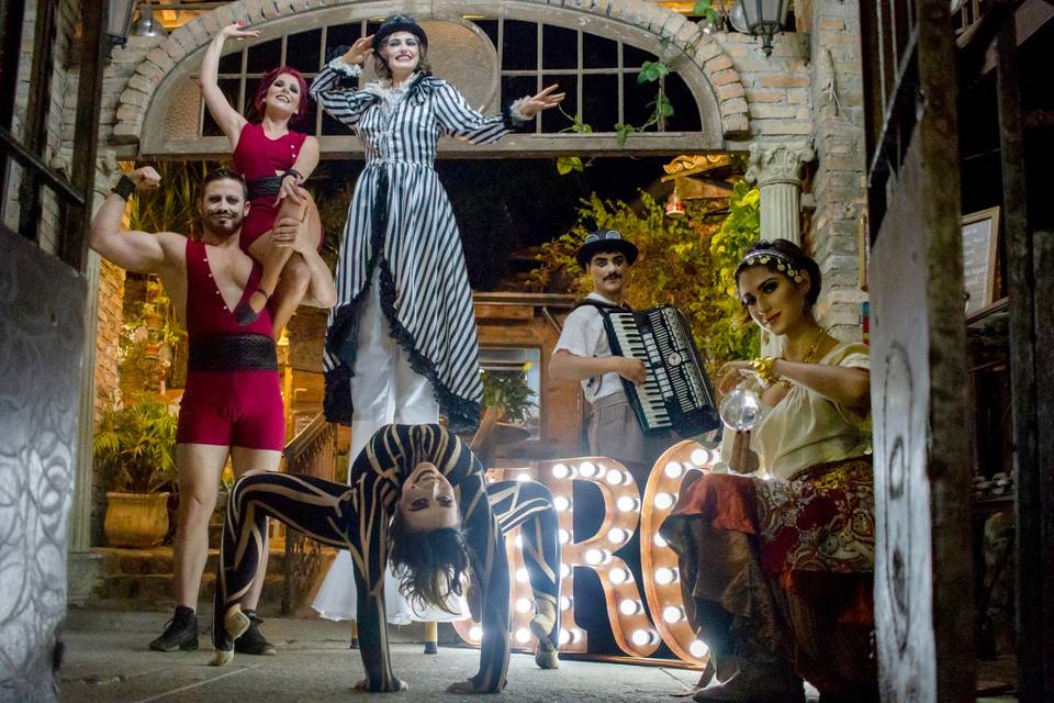 1. Ideias Criativas para Convites de Casamento com Tema de Circo
2. Músicas Inesquecíveis para a Entrada dos Noivos em um Casamento Circense
3. Como Criar um Photo Booth Divertido com Tema de Circo
4. Dicas de Lembrancinhas com Tema de Circo para Casamentos
5. A Magia do Circo Vintage: Inspirações para seu Grande Dia