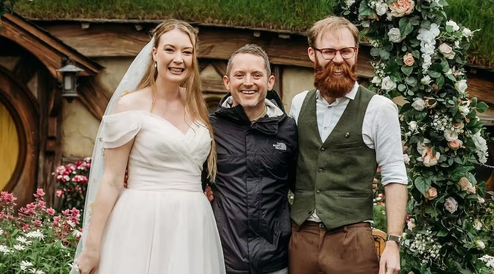 5 ideias para um casamento inspirado em O Senhor dos Anéis
Como criar alianças élficas para o seu casamento
Decoração rústica: O toque da Terra-Média no seu grande dia
Lembrancinhas literárias: Um presente inesquecível para seus convidados
O banquete medieval: Sirva como um verdadeiro Hobbit