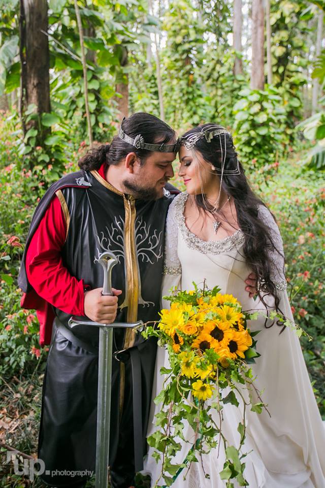5 ideias para um casamento inspirado em O Senhor dos Anéis
Como criar alianças élficas para o seu casamento
Decoração rústica: O toque da Terra-Média no seu grande dia
Lembrancinhas literárias: Um presente inesquecível para seus convidados
O banquete medieval: Sirva como um verdadeiro Hobbit