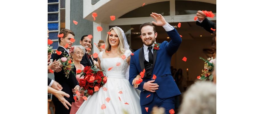 5 ideias de títulos:
1. Guarajuba: O Guia Completo para o Seu Casamento dos Sonhos na Bahia
2. Destinos Paradisíacos: Casando em Guarajuba com Estilo e Sofisticação
3. Orçamento Detalhado: Quanto Custa Casar em Guarajuba em 2026?
4. Espaços Incríveis para Casamentos em Guarajuba: De Resorts a Sítios Charmosos
5. Planejamento de Casamento em Guarajuba: Dicas Essenciais e Fornecedores Locais