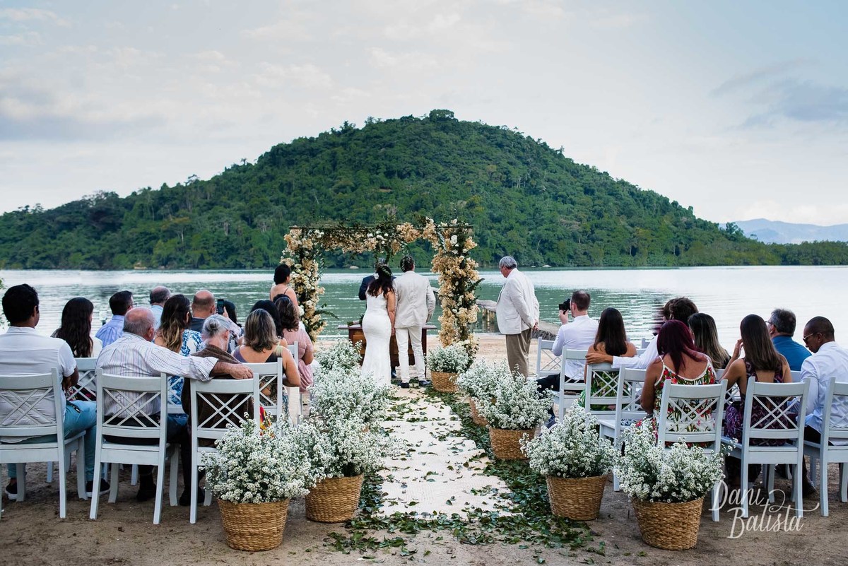 5 ideias de títulos:
1. Guia Completo: Casamento dos Sonhos em Paraty
2. Paraty: O Cenário Perfeito para o Seu Destination Wedding
3. Locais Incríveis para Casar em Paraty: Da Praia ao Casarão
4. Planejamento de Casamento em Paraty: Dicas e Custos
5. Fornecedores Essenciais para um Casamento Inesquecível em Paraty