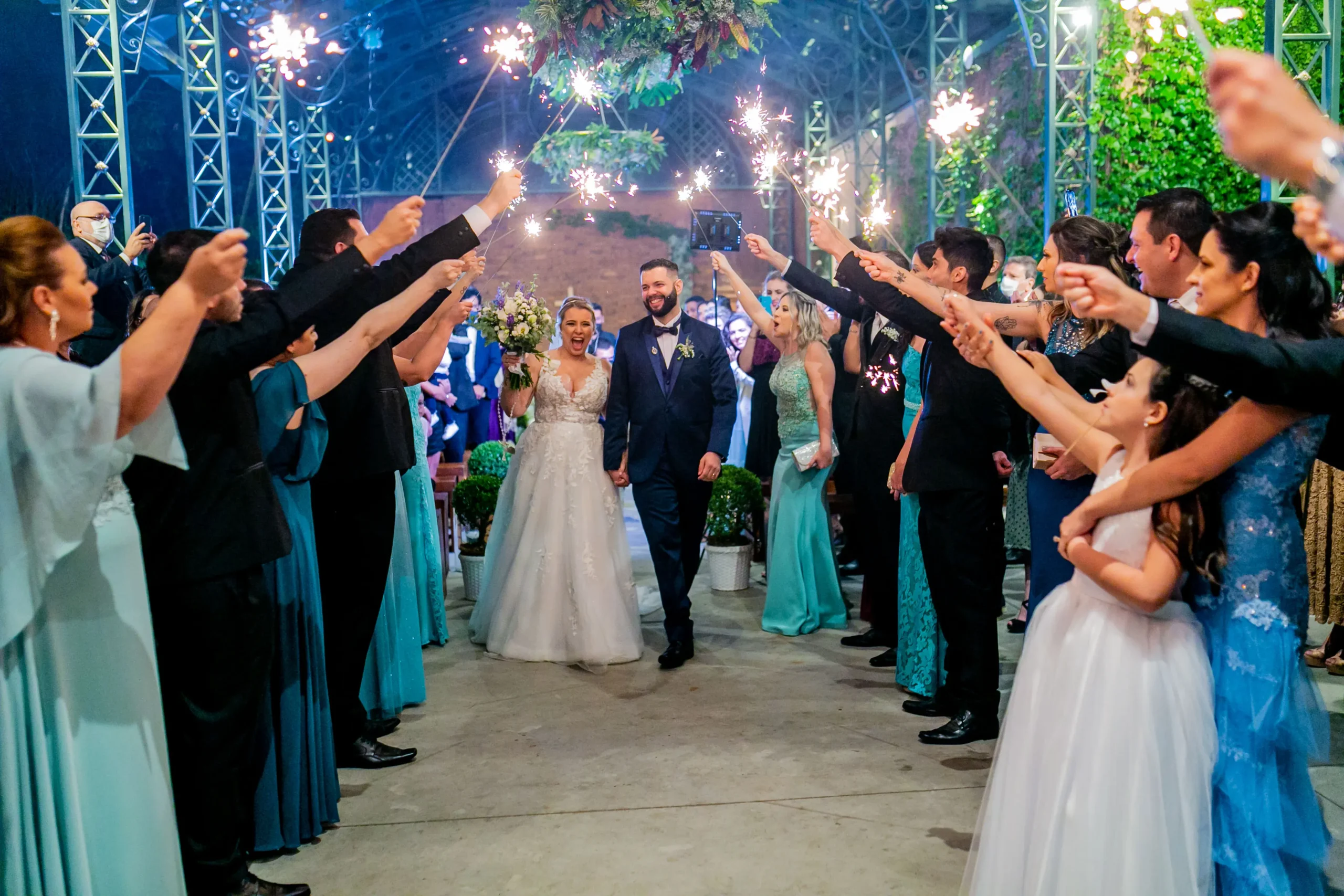 5 ideias de títulos:
1. Pedra Azul: O Cenário Perfeito para o Seu Casamento dos Sonhos
2. Guia Completo: Planejando seu Destination Wedding em Pedra Azul
3. Os Melhores Espaços para Casar em Pedra Azul: De Fazendas a Pousadas de Luxo
4. Dicas Essenciais para um Casamento Inesquecível em Pedra Azul
5. Casamento no Campo: Charmes e Vantagens de Escolher Pedra Azul