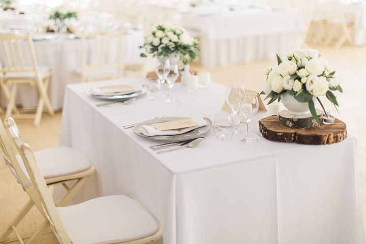 5 ideias de títulos para posts sobre casamento minimalista:
1. Casamento Minimalista: Menos é Mais para uma Celebração Inesquecível
2. Guia Completo: Planejando seu Casamento Minimalista dos Sonhos
3. Decoração Minimalista para Casamento: Dicas para um Ambiente Elegante e Aconchegante
4. O Visual Perfeito para Noivas e Noivos Minimalistas
5. Sustentabilidade e Praticidade: Os Pilares do Casamento Minimalista Moderno