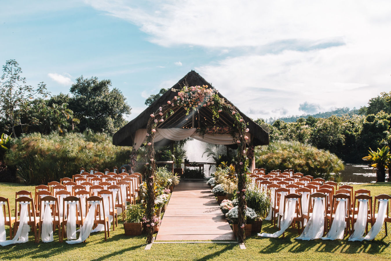 Iluminação e Conforto: Detalhes Essenciais para Casamentos Externos