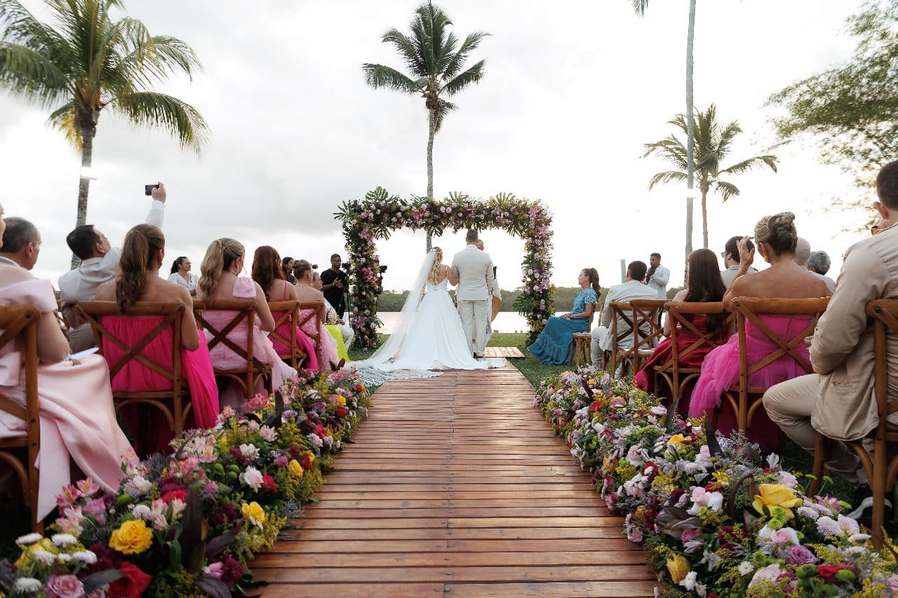 Trajes ideais para casamentos diurnos e ao ar livre