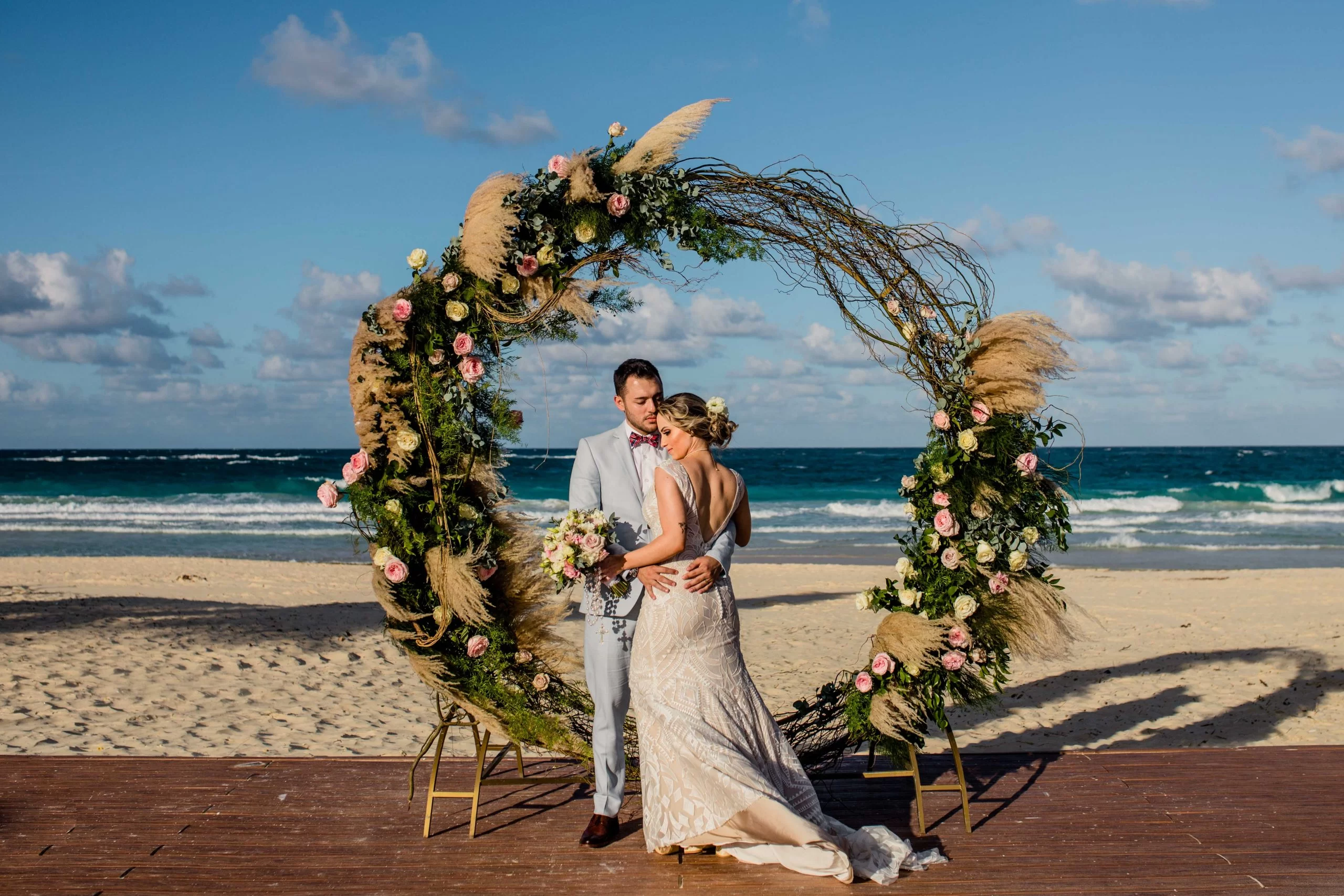 Trajes ideais para casamentos diurnos e ao ar livre