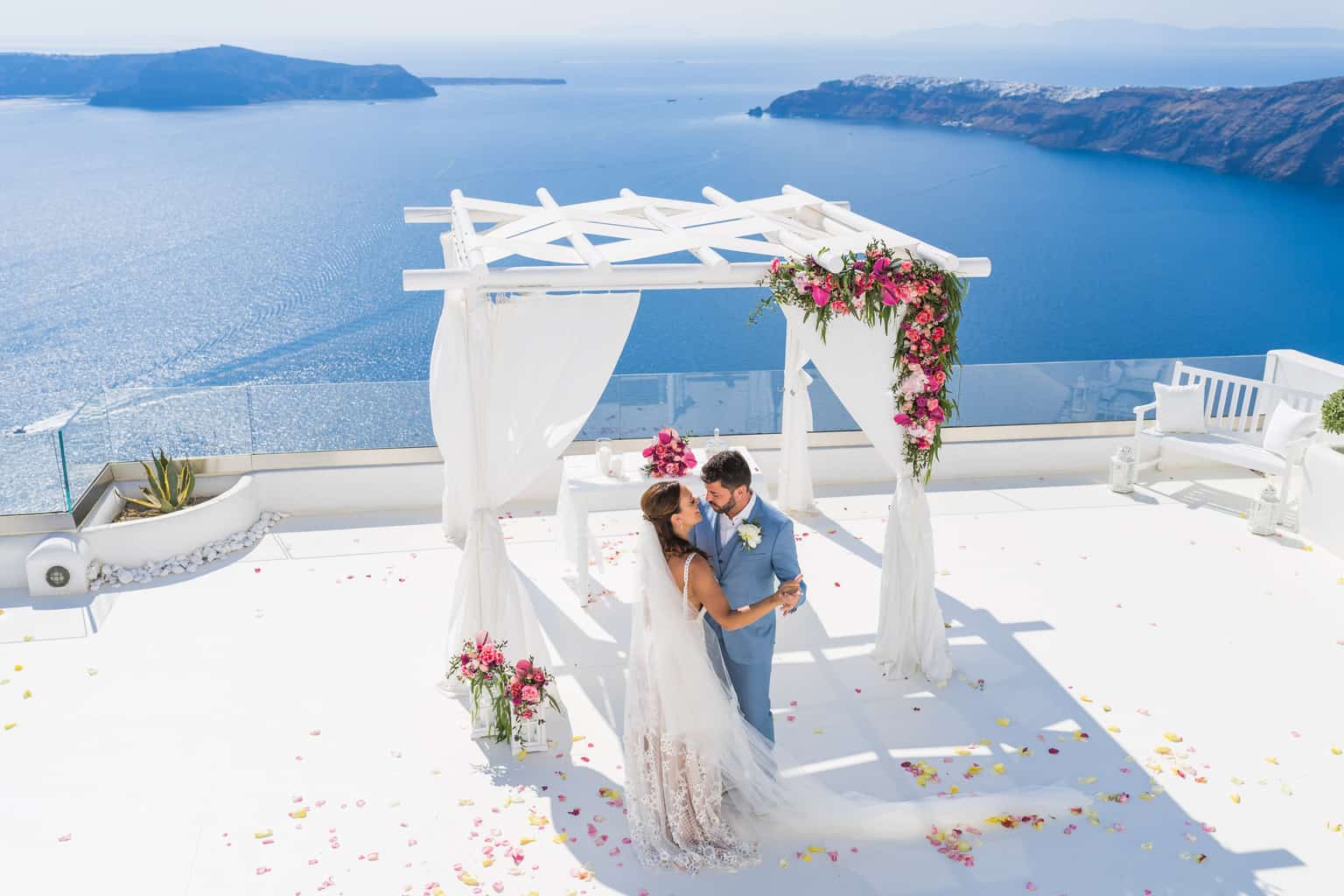 1. O Significado Profundo dos Rituais em Casamentos Gregos
2. Danças e Celebrações: A Alma da Festa de Casamento Grega
3. Casar em Santorini: Um Guia Completo para seu Destination Wedding
4. Koufeta e Quebra de Pratos: Tradições Gregas que Encantam
5. Documentação Essencial para Casamentos Civis na Grécia