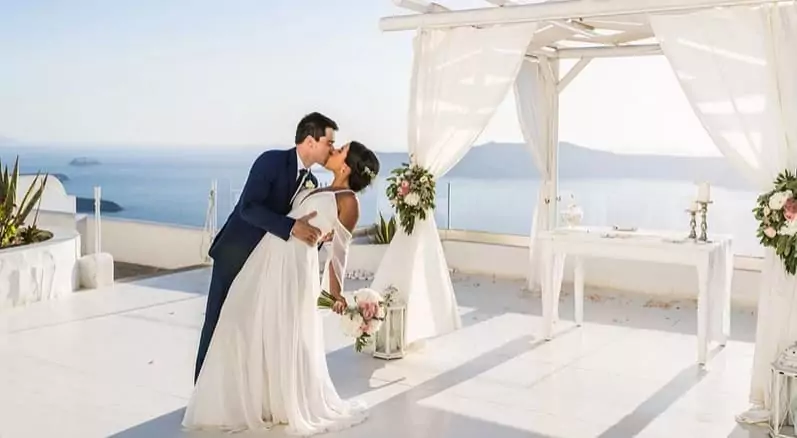 1. O Significado Profundo dos Rituais em Casamentos Gregos
2. Danças e Celebrações: A Alma da Festa de Casamento Grega
3. Casar em Santorini: Um Guia Completo para seu Destination Wedding
4. Koufeta e Quebra de Pratos: Tradições Gregas que Encantam
5. Documentação Essencial para Casamentos Civis na Grécia