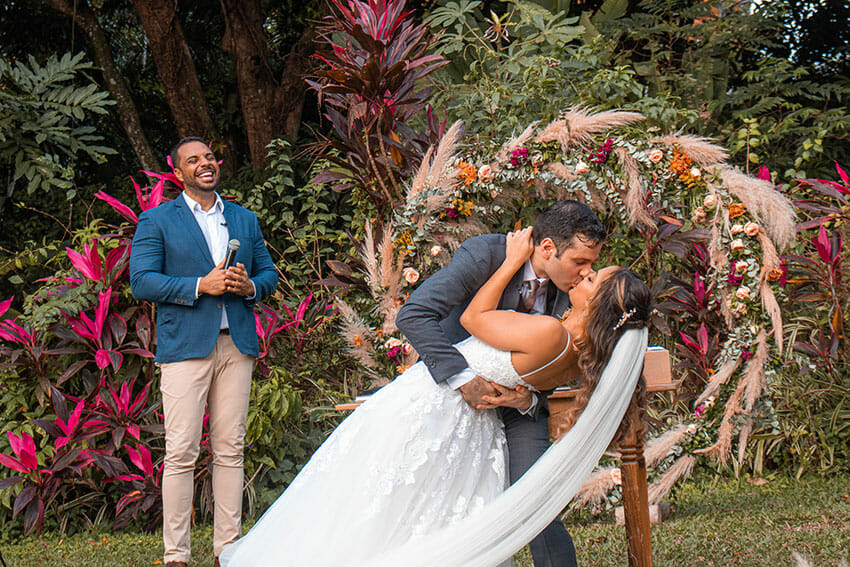 5 ideias de títulos:
1. O Papel Essencial do Celebrante de Casamento na Sua Cerimônia
2. Celebrante de Casamento: Como Escolher o Profissional Ideal?
3. Casamento com Efeito Civil: O Que Você Precisa Saber com um Celebrante
4. Ritos Simbólicos e Personalização: O Toque Único do Celebrante
5. Quanto Custa um Celebrante de Casamento? Guia de Investimento