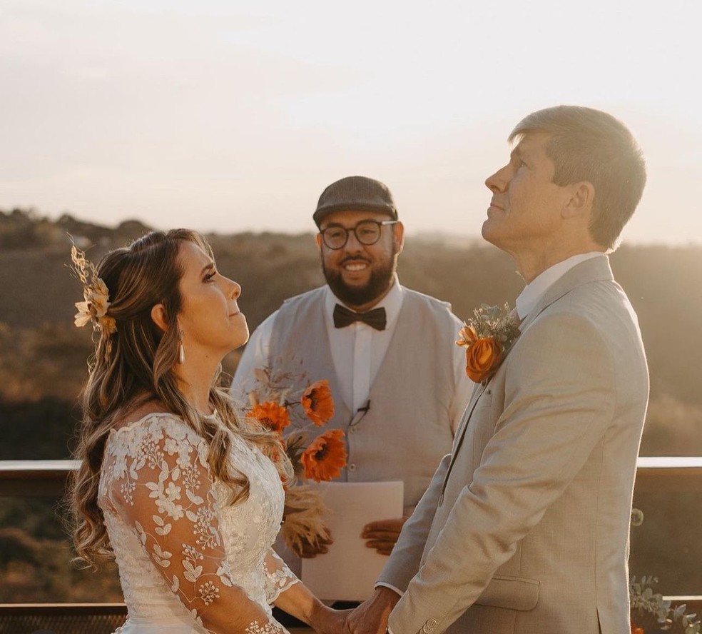 5 ideias de títulos:
1. O Papel Essencial do Celebrante de Casamento na Sua Cerimônia
2. Celebrante de Casamento: Como Escolher o Profissional Ideal?
3. Casamento com Efeito Civil: O Que Você Precisa Saber com um Celebrante
4. Ritos Simbólicos e Personalização: O Toque Único do Celebrante
5. Quanto Custa um Celebrante de Casamento? Guia de Investimento