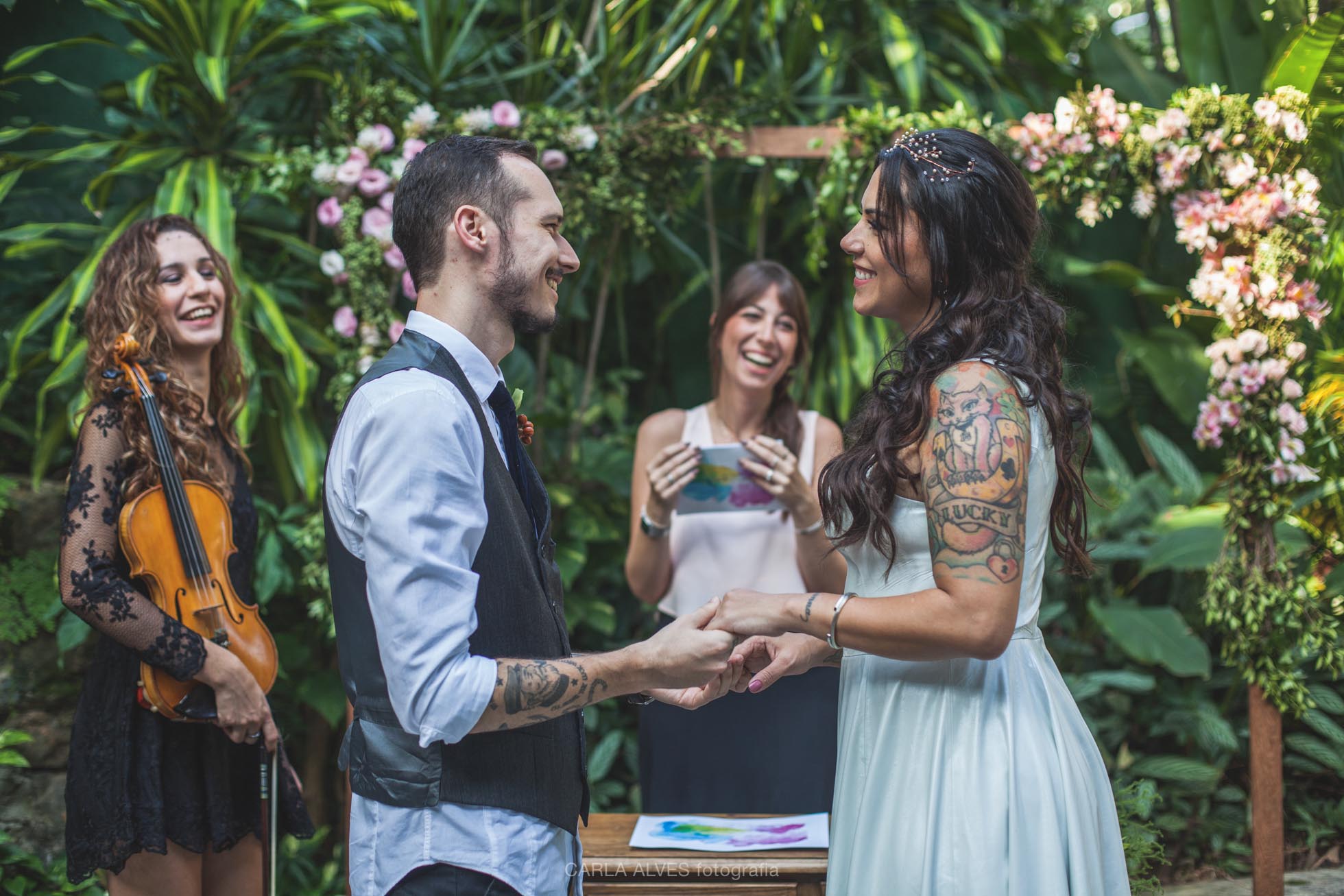 5 ideias de títulos:
1. O Papel Essencial do Celebrante de Casamento na Sua Cerimônia
2. Celebrante de Casamento: Como Escolher o Profissional Ideal?
3. Casamento com Efeito Civil: O Que Você Precisa Saber com um Celebrante
4. Ritos Simbólicos e Personalização: O Toque Único do Celebrante
5. Quanto Custa um Celebrante de Casamento? Guia de Investimento