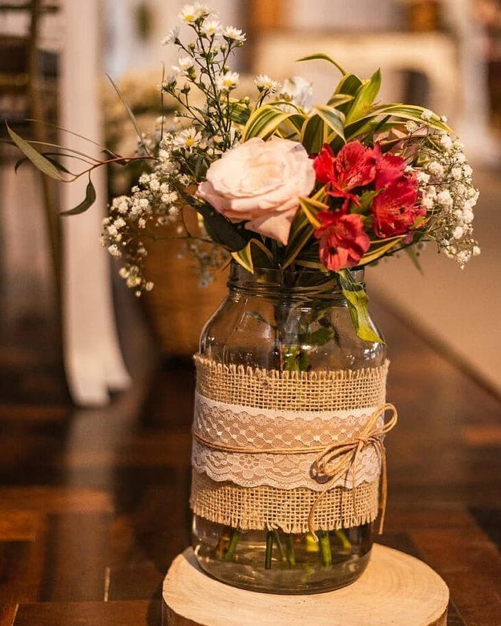 10 Ideias Criativas de Centros de Mesa DIY para Casamento Rústico