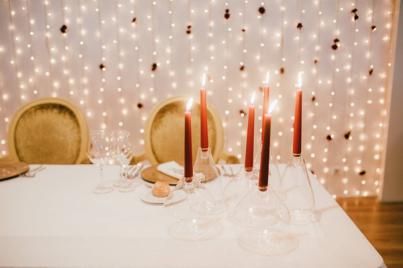 centro de mesa com velas vs. flores qual escolher