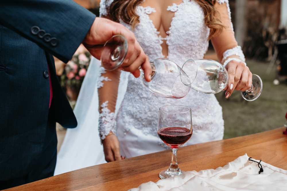 Além do Vinho: Outros Rituais Simbólicos para Casamentos Modernos