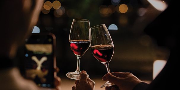 O Significado Profundo de Cada Gesto na Cerimônia do Vinho