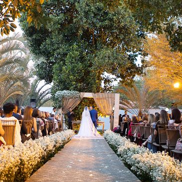 Casamento ao ar livre: dicas para lidar com imprevistos climáticos