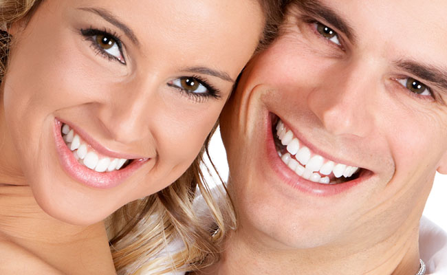 Clareamento a Laser vs. Clareamento Caseiro: Qual o Melhor para o seu Casamento?