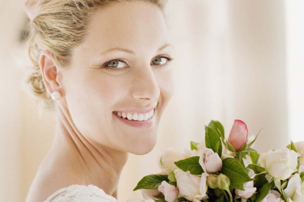 Clareamento a Laser vs. Clareamento Caseiro: Qual o Melhor para o seu Casamento?