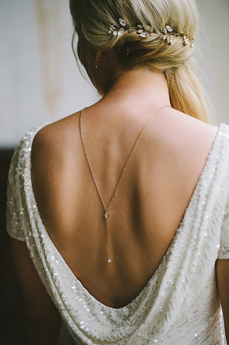 5 ideias de títulos:
1. Guia Completo: Como Escolher o Colar Perfeito para o Seu Vestido de Noiva
2. Tendências de Joias para Noivas em 2026: Pérolas