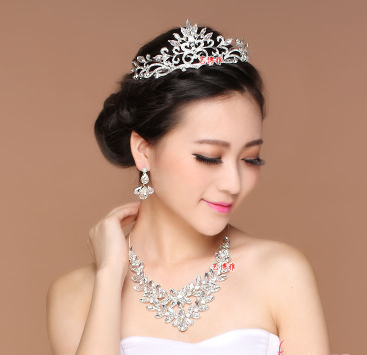 como combinar acessórios com vestido de noiva dourado