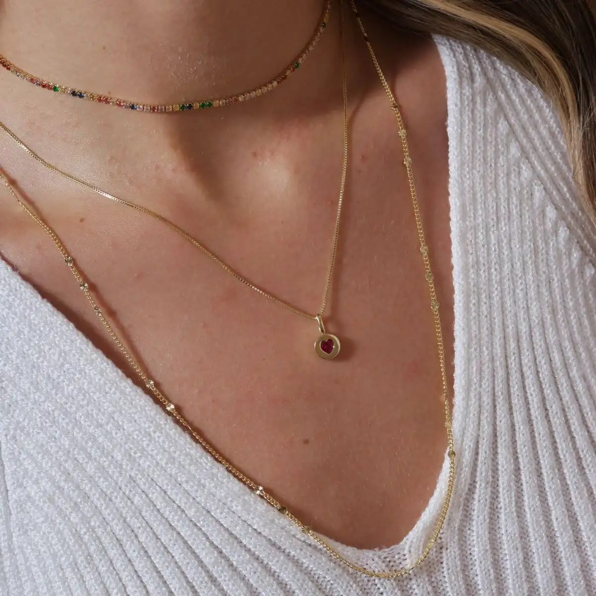 como não errar na escolha de acessórios para vestido dourado