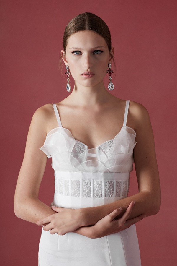 brincos para decote coração com vestido de noiva dourado