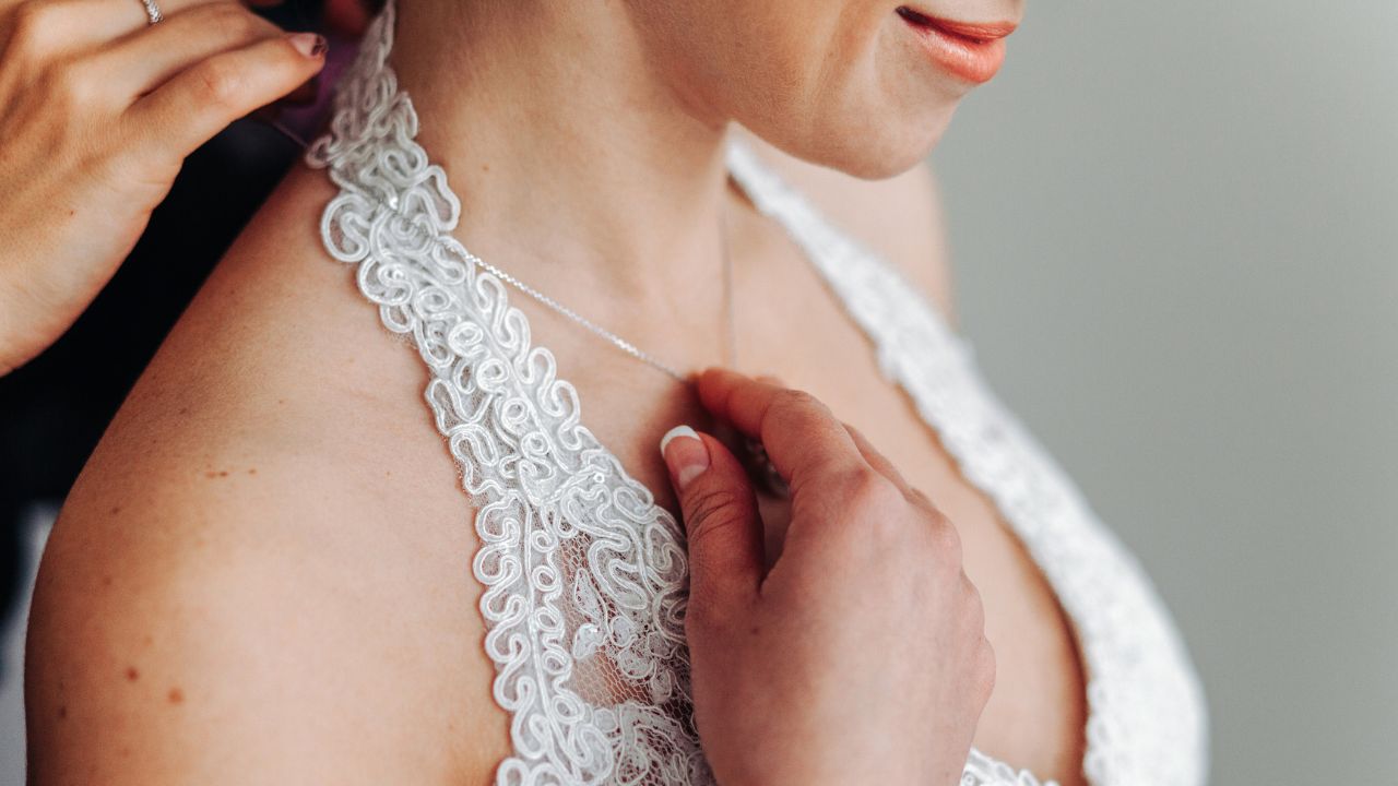 preço de joias para combinar com vestido de noiva dourado