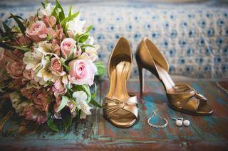 ideias sapatos noiva vestido dourado luxuosos