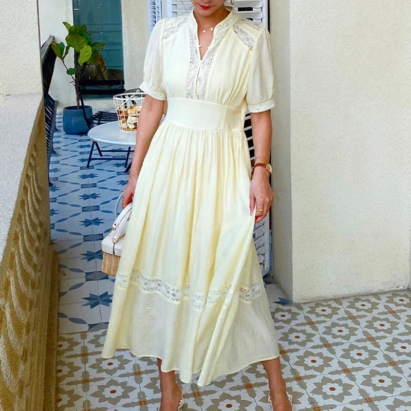 scarpin off white com vestido noiva dourado