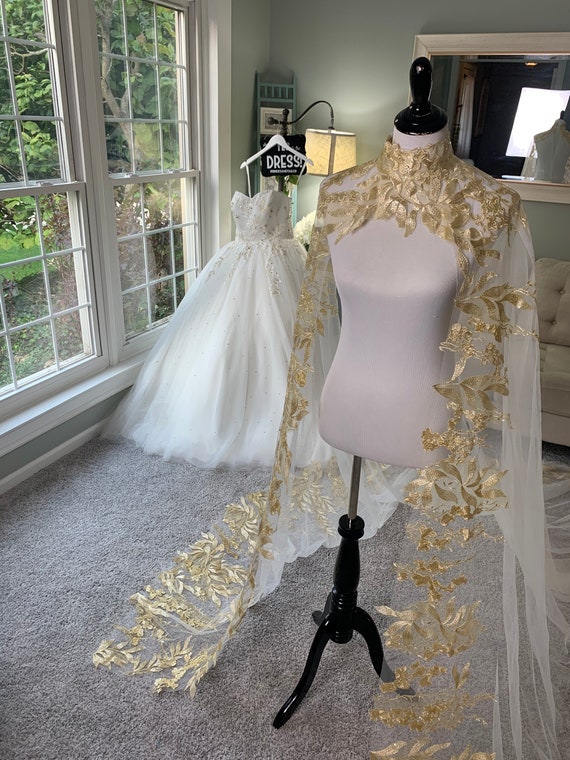 erros comuns ao usar capa em vestido de noiva dourado