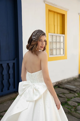 evite estes 5 erros ao escolher acessórios para seu vestido de noiva dourado