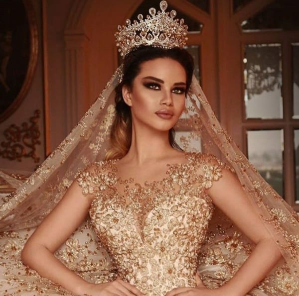 brincos ideais para decote coração em vestido de noiva dourado