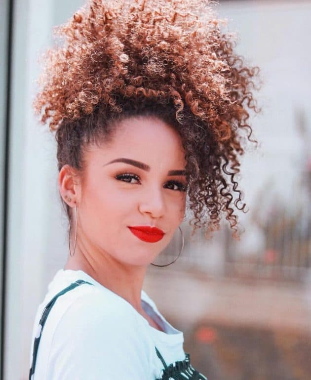 Coque Alto em Cabelos Cacheados: Como Manter a Definição e o Volume