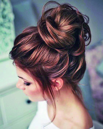 Coque Alto em Cabelos Cacheados: Como Manter a Definição e o Volume