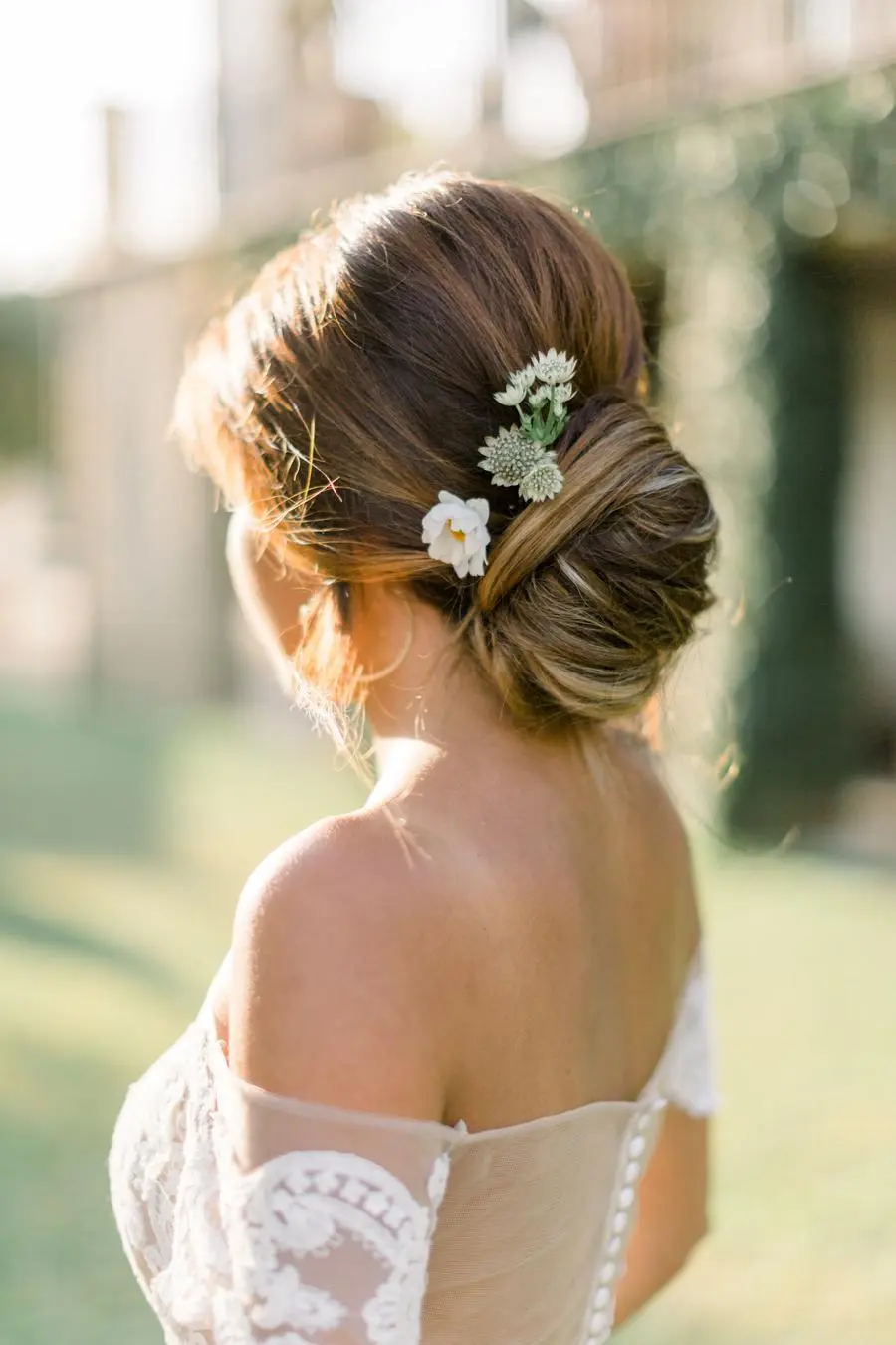 Coque Messy para Noivas: O Charme do Despojado em Casamentos Diurnos