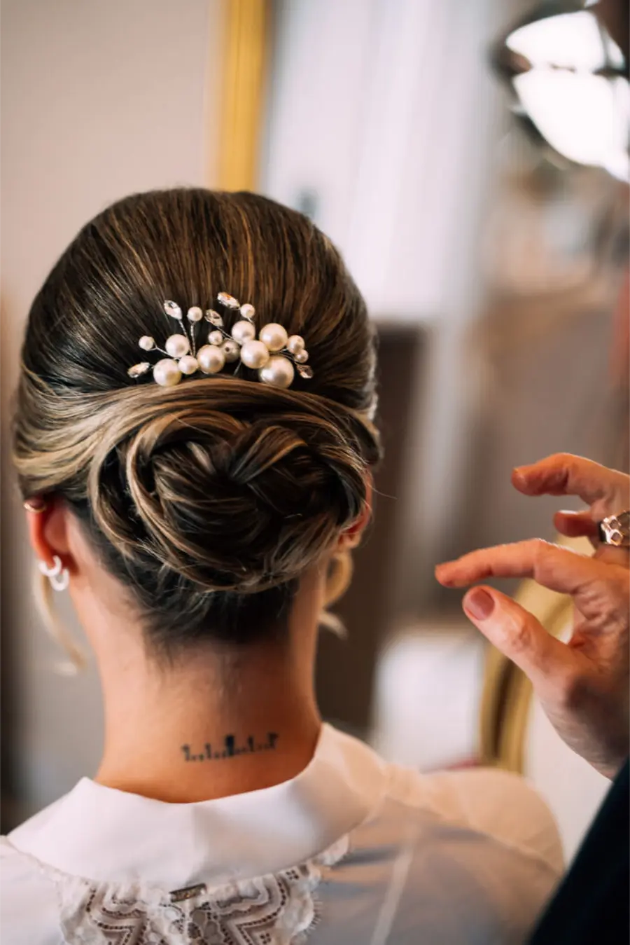 ideias de coques para noivas com véu