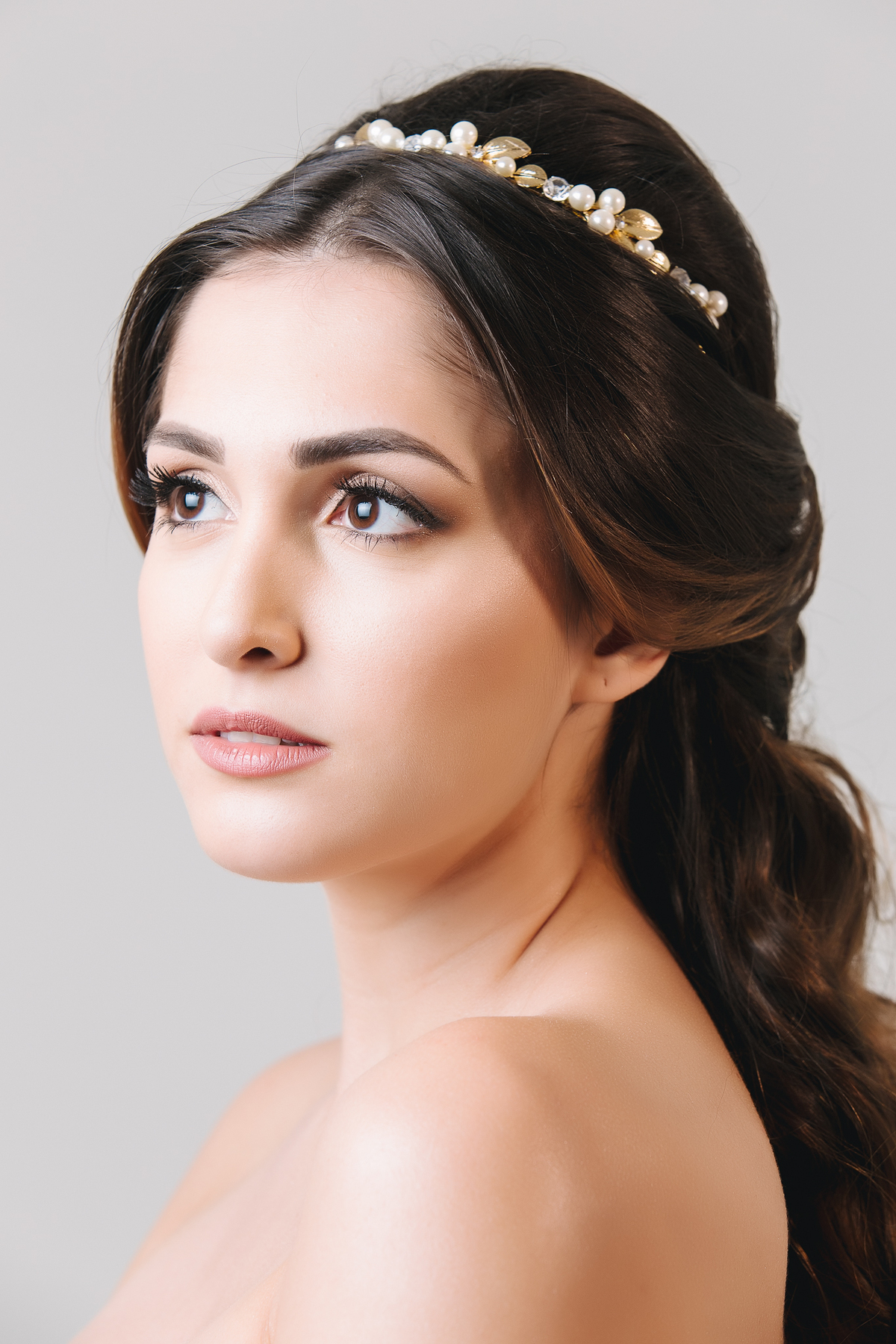 coque baixo polido para noivas com cabelo curto