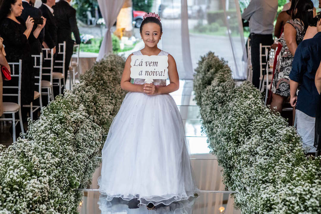 Como Escolher a Ordem de Entrada Perfeita para Daminhas e Pajens no Seu Casamento