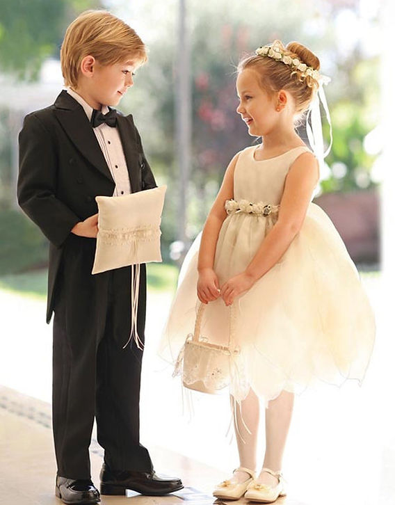 Como Escolher a Ordem de Entrada Perfeita para Daminhas e Pajens no Seu Casamento