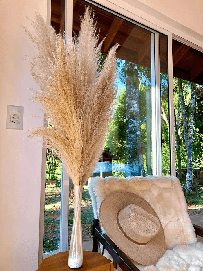 5 ideias de títulos:
1. Capim dos Pampas: O Guia Completo para uma Decoração Boho Chic
2. Transforme sua Casa: Como Usar Capim dos Pampas em Cada Cômodo
3. Dicas Essenciais: Conservação e Manutenção do seu Capim dos Pampas
4. Onde Comprar Capim dos Pampas: Melhores Lojas e Preços
5. Capim dos Pampas em Casamentos: Inspirações e Tendências
