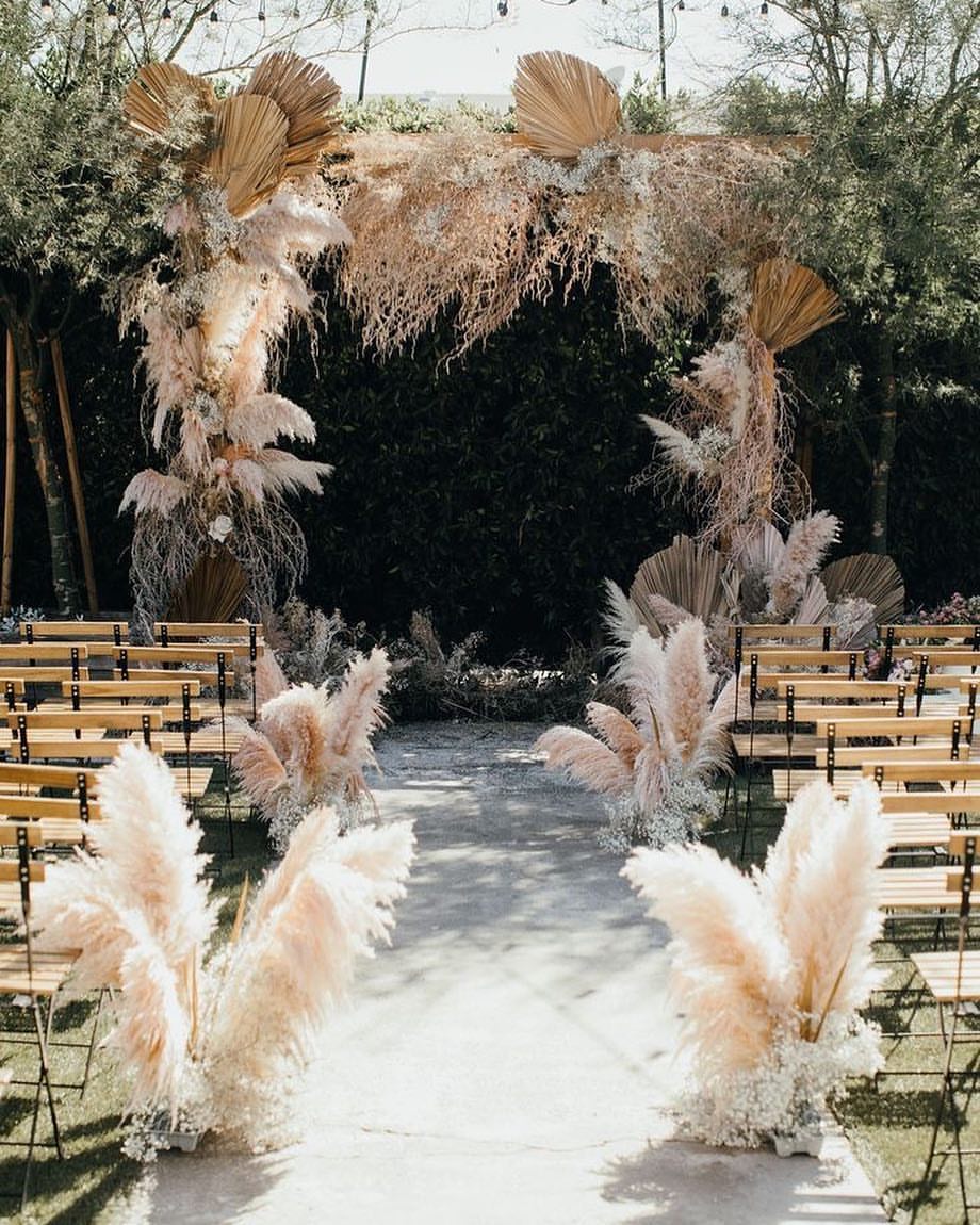 5 ideias de títulos:
1. Capim dos Pampas: O Guia Completo para uma Decoração Boho Chic
2. Transforme sua Casa: Como Usar Capim dos Pampas em Cada Cômodo
3. Dicas Essenciais: Conservação e Manutenção do seu Capim dos Pampas
4. Onde Comprar Capim dos Pampas: Melhores Lojas e Preços
5. Capim dos Pampas em Casamentos: Inspirações e Tendências